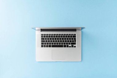 Mavi arkaplandaki dizüstü bilgisayarın fotokopisi. Ofis masaüstü. Düz yatıyordu