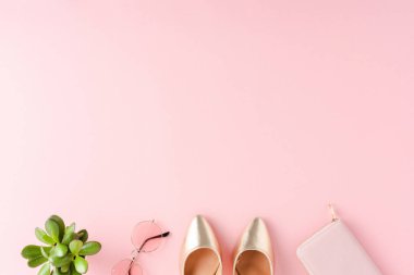 Kopyalama alanı olan kadın kıyafetleri. Düz yatıyordu