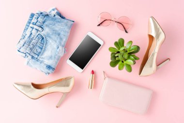 İnternetten alışveriş konsepti. Elbiseli boş telefon.