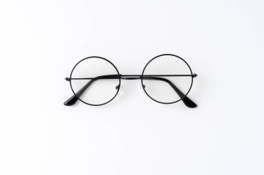 Beyaz masada siyah çerçeveli gözlük. Üst görünüm