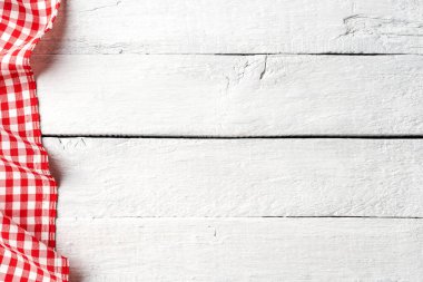 Kırmızı gingham masa örtüsü beyaz vintage arkaplanda kopyalanmış