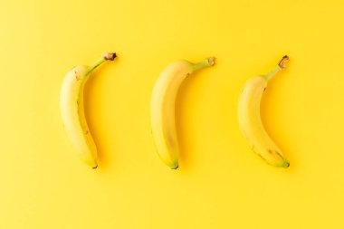 Sarı arka planda taze muzlar. Sağlıklı atıştırmalıklar. Kapat.