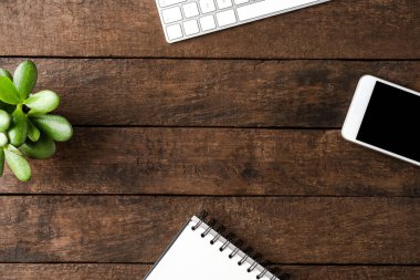 Ahşap arka planda aksesuarları olan iş yeri. Ofis masaüstü. Üst görünüm
