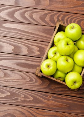 Tahta masada yeşil elmalar