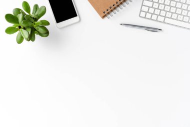 Telif alanı beyaz arka planda izole edilmiş ticari aksesuarları olan zarif bir çalışma alanı. Ofis masaüstü