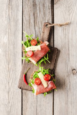 İtalyan bruschetta 'sı ahşap masada