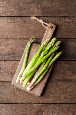 Eski kesme tahtasındaki kuşkonmaz. Kapat.