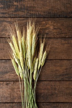 Kırsal ahşap masada arpa kulakları. Üst görünüm