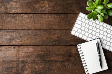 Klavyede zarif bir defter. Kopyalama alanı olan ofis masaüstü