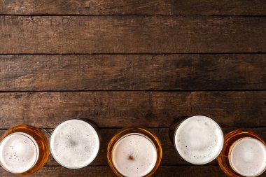 Kopyalama alanı olan ahşap masada bira bardakları.