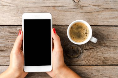 Boş siyah ekranlı akıllı telefon kullanan kadın.