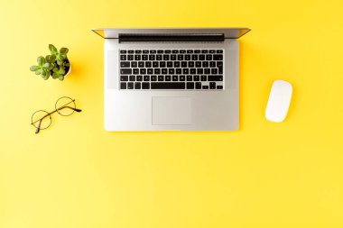 Laptop ve iş aksesuarları olan modern bir iş yeri. Ofis masaüstü