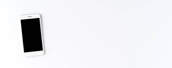 Смартфон с пустым экраном на белом столе. Баннер