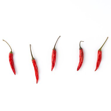 Beyaz masanın üstünde kırmızı biber resmi. Soyut arkaplan