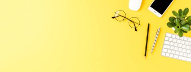 Masaüstünde aksesuarlar olan bir ofis masası. İş geçmişi. Pankart