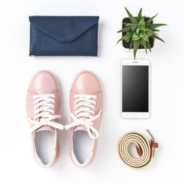 Kadın kıyafetinin yukarıdan çekimi. İnternetten alışveriş