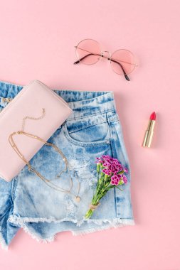 Kadın kıyafetinin üstten çekimi.