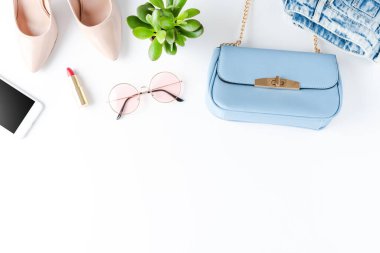 Telif alanı olan beyaz arkaplanda kadın kıyafetleri