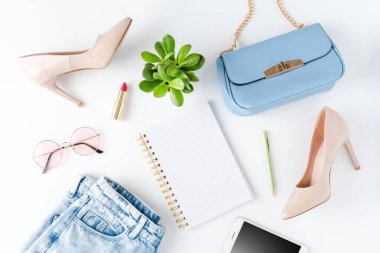 Boş defter ve kıyafetlerle moda arkaplanı