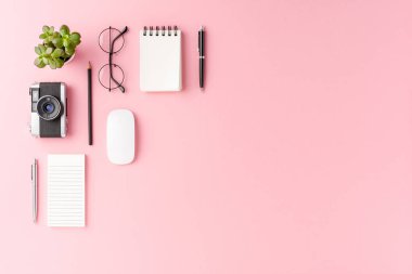 Ofis masaüstü, iş aksesuarları, pembe arka planda, kopyalama alanı var. Düz yatıyordu