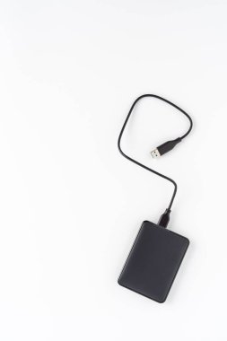 Harici sabit disk beyaz arkaplanda izole edildi. Üst görünüm