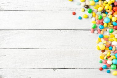 Beyaz ahşap arka planda farklı tatlıların genel görünümü. Sağlıksız gıda konsepti