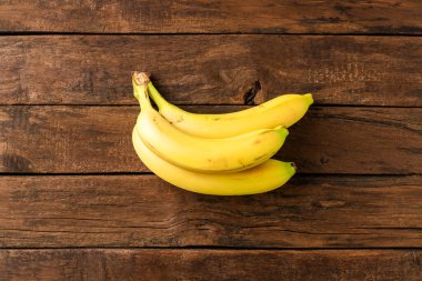 Tahta masada taze muz kümesi. Kapat.