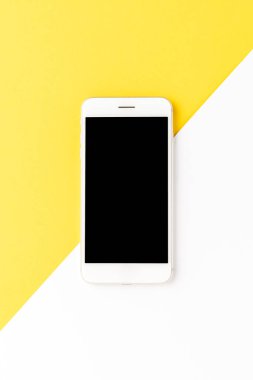 Boş ekranlı akıllı telefonun yukarıdan görüntüsü. İş geçmişi