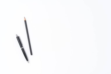Telif alanı beyaz arkaplan üzerinde siyah kalem ve kalem
