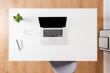 Bilgisayarlı bir ofis masası. Üst görünüm