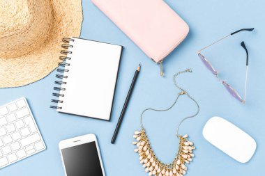 Yaz aksesuarlarıyla çevrimiçi alışveriş kavramı