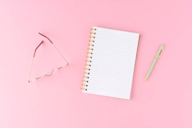 Gözlüklü ve kalemli boş defter. Moda konsepti