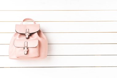 Kadın sırt çantası arka planda kopyalanmış 