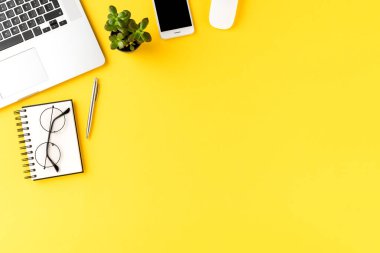 Dizüstü bilgisayarı ve aksesuarları olan modern bir iş yeri. Ofis masaüstü