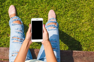 Kopyalama alanı olan akıllı telefon kullanan şık bir genç kadın.