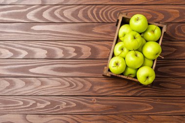 Kopyalama alanı olan ahşap arkaplan üzerindeki elmalar