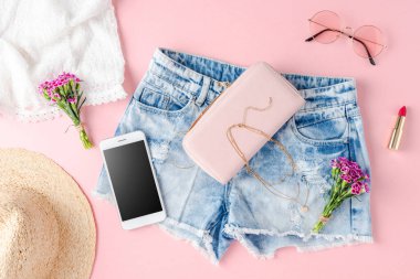 Kadın yaz kıyafetlerinin üstten çekimi.