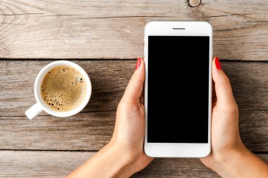 Kadının elleri boş ekranlı akıllı telefonu tutuyor..