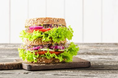 Sebzeli lezzetli yeşil sandviç.