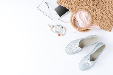 Yaz mevsimi için kadın kıyafeti. Üst görünüm