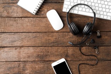 Kulaklık ve iş aksesuarlarıyla çağrı merkezi kavramı