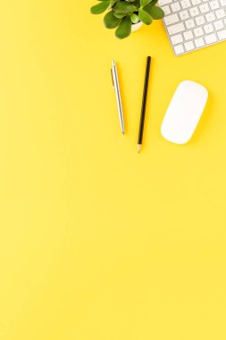 Bilgisayar klavyesi, faresi ve kalemi olan modern bir iş yeri. Kopyalama alanı olan ofis masaüstü