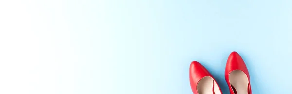 Накладний Знімок Червоних Високих Підборів Синьому Фоні Панорамний Банер — стокове фото