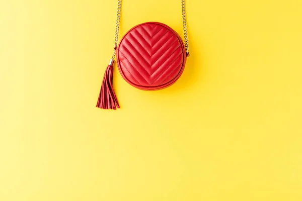 Bolsa Mulher Vermelha Mesa Amarela Fundo Moda — Fotografia de Stock