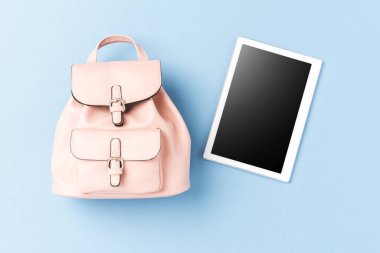 Sırt çantalı boş dijital tablet. İnternetten alışveriş