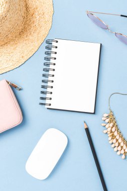 İnternetten alışveriş konsepti. Üst görünüm