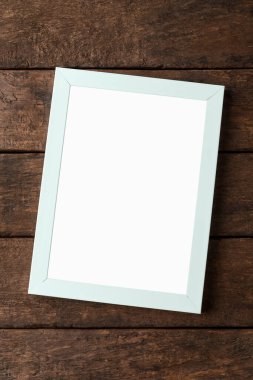 Ahşap arkaplanda boş fotoğraf çerçevesi modeli