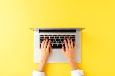 Dizüstü bilgisayarda çalışan kadın elleri. Kopyalama alanı olan modern ofis masaüstü. Üst görünüm