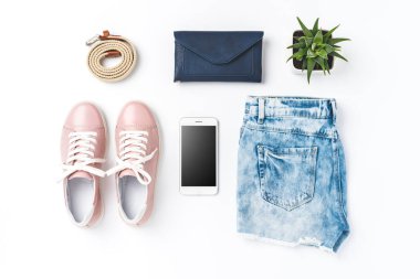 Kadın kıyafetinin yukarıdan çekimi. İnternetten alışveriş