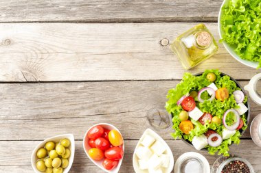 Tahta arka planda vejetaryen salatası